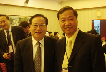 中國(guó)科學(xué)院院士、時(shí)任清華大學(xué)校長(zhǎng)顧秉林與郭宏新董事長(zhǎng)親切合影