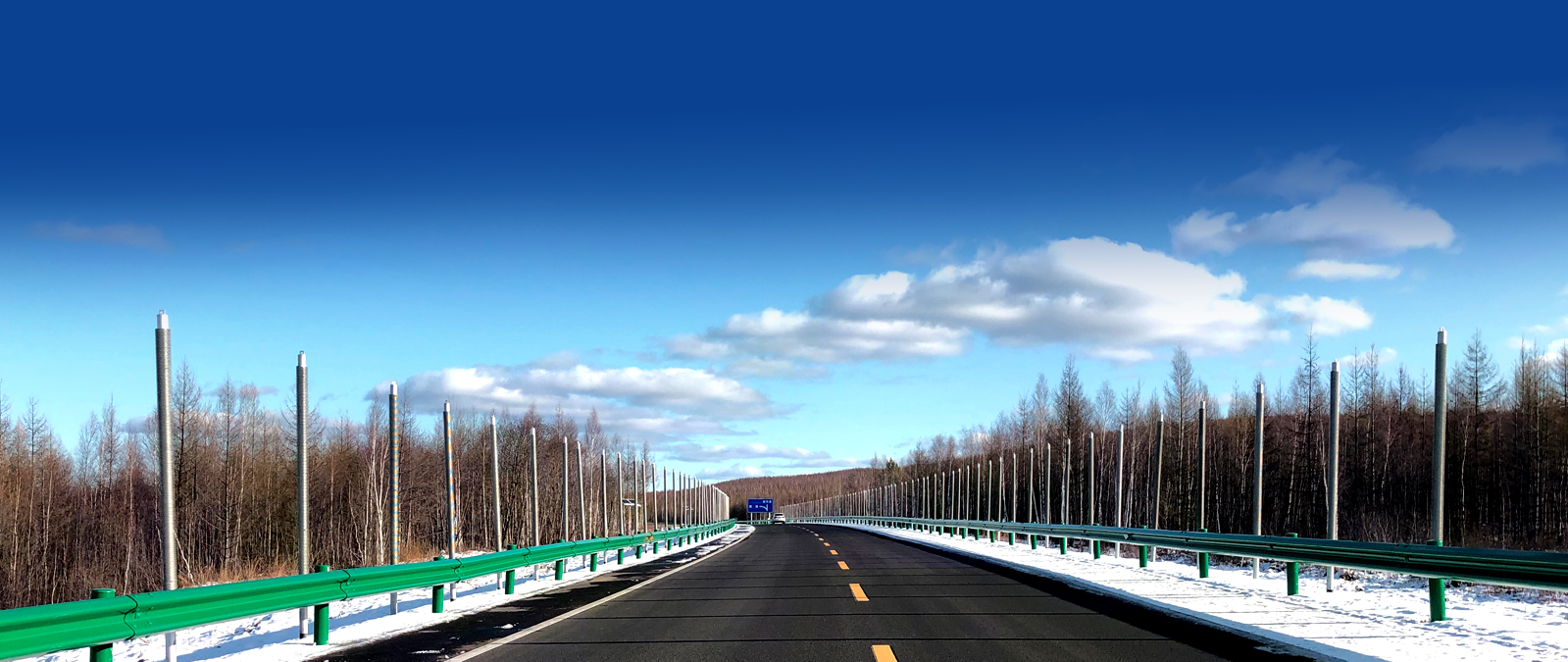 2002年至今，這種神奇的熱棒已經(jīng)在全國多個(gè)凍土地區(qū)，累計(jì)約為200千米鐵路、100千米公路、400千米石油運(yùn)輸管線等不同領(lǐng)域凍土工程保駕護(hù)航。