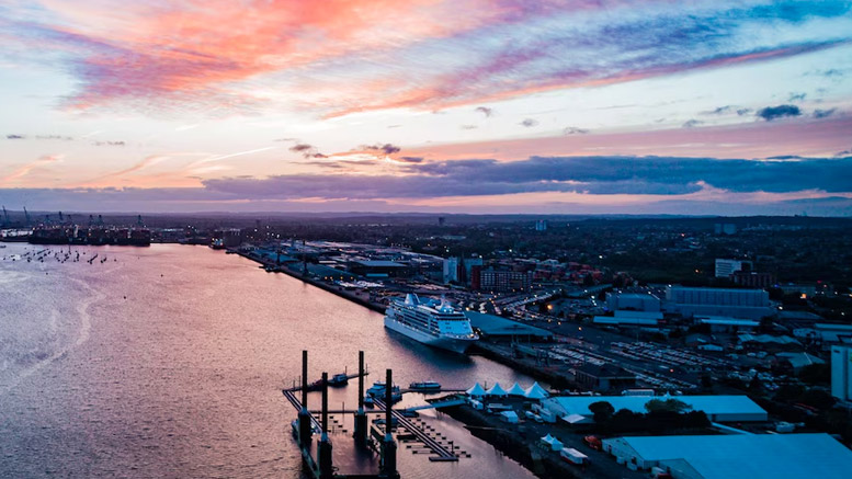 中圣碼頭：中圣科技投資新建公用大件碼頭，位于揚州市儀征港區(qū)，最大起吊能力2000t，可停靠最大20000t貨滾船，適用于大型設備的吊裝和運輸